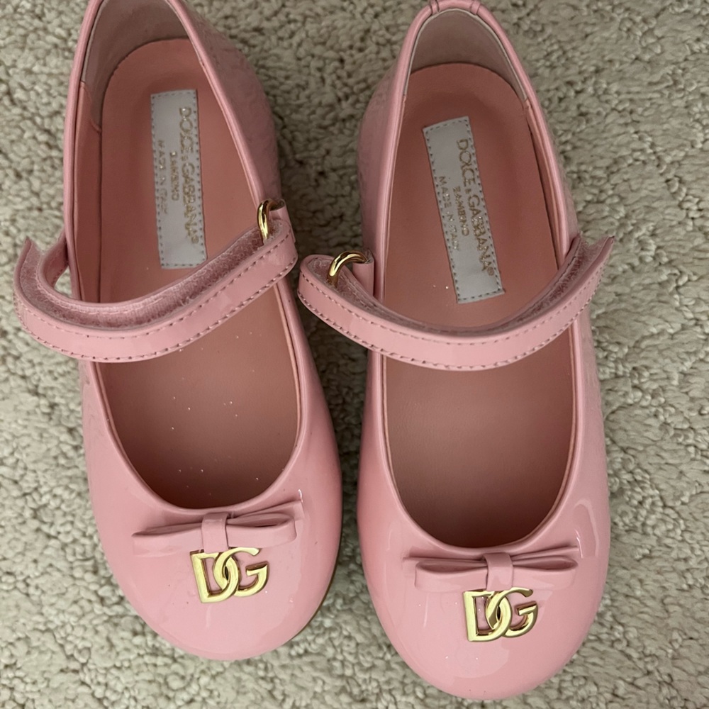 Toddler pink patent leather dolce & gabbana ballerina shoe with Velcro strap